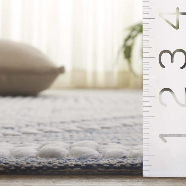 Safavieh Montauk 4'-0" x 6'-0" Rug in Navy / Ivory