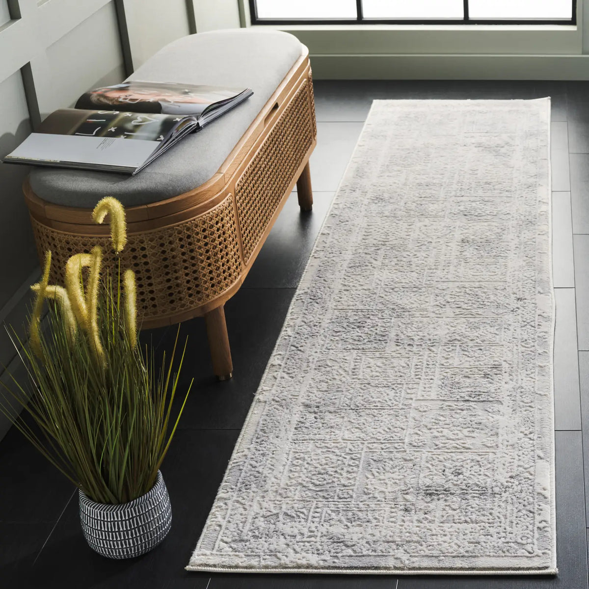 Safavieh Hanna 2'-0" x 8'-0" Rug in Ivory / Light Grey