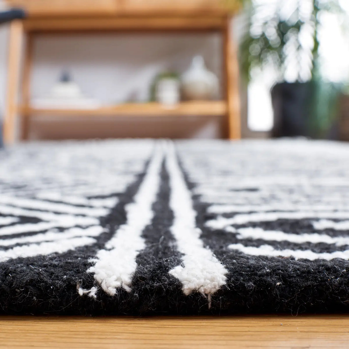 Safavieh Capri 4'-0" x 6'-0" Rug in Ivory / Black