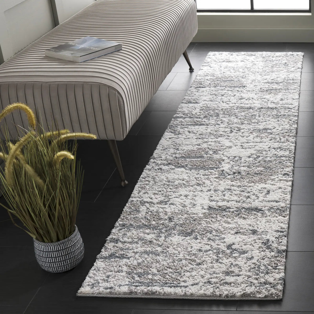 Safavieh Century 300 2'-0" x 8'-0" Rug in Grey / Navy
