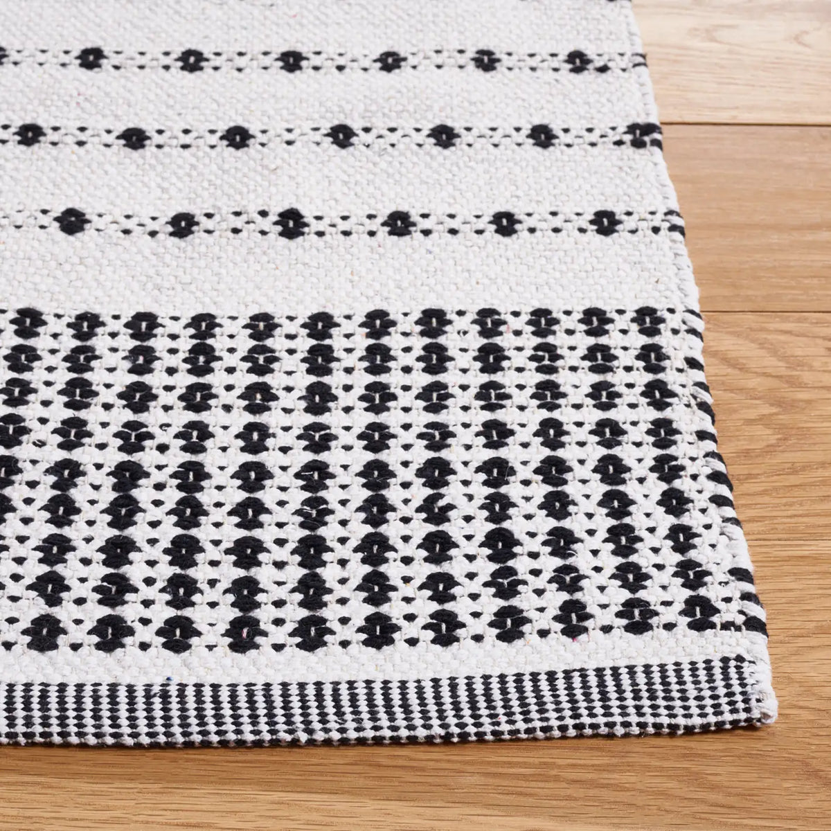 Safavieh Montauk 4'-0" x 6'-0" Rug in Black / Ivory