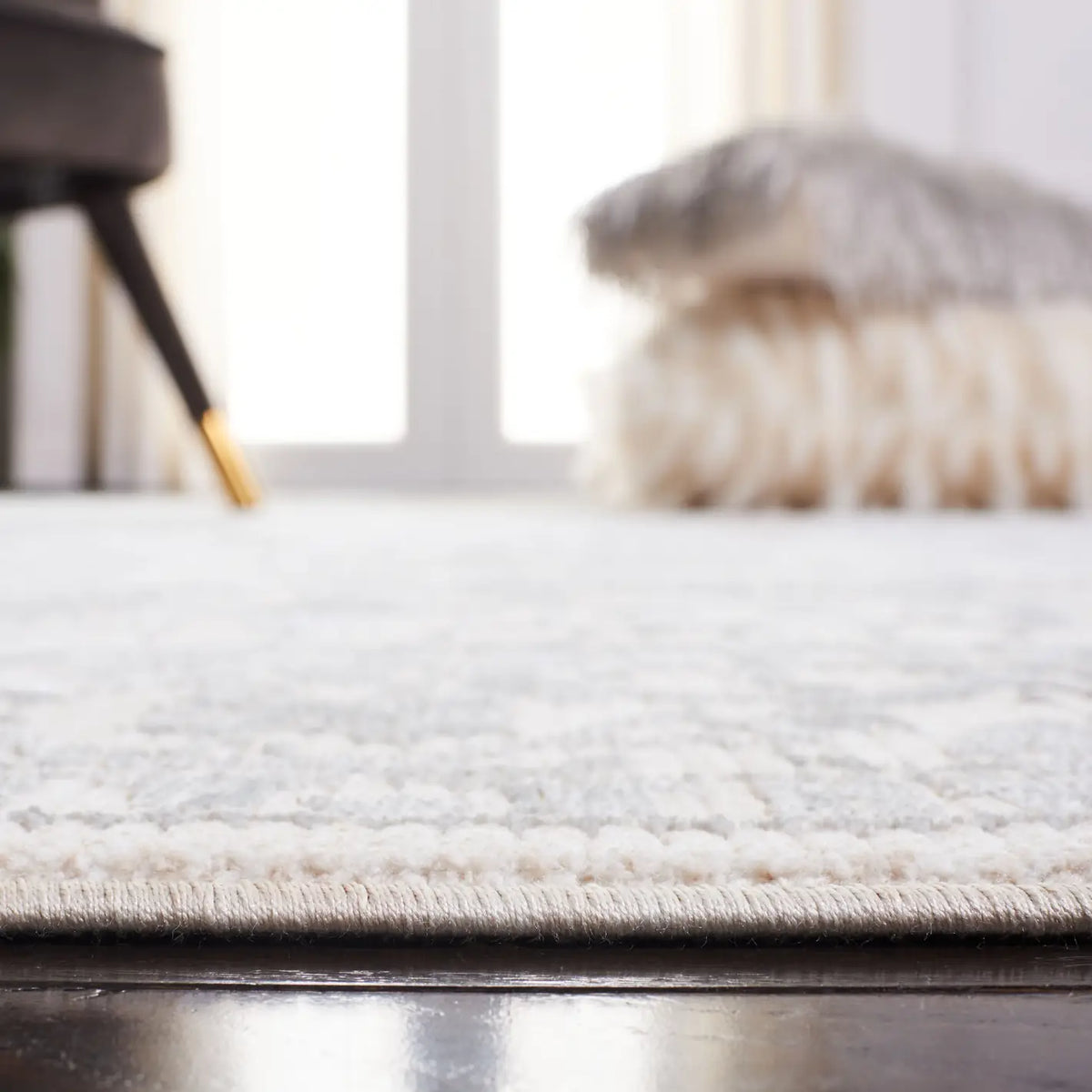 Safavieh Martha Stewart Sabrina 4'-0" x 6'-0" Rug in Ivory / Light Grey