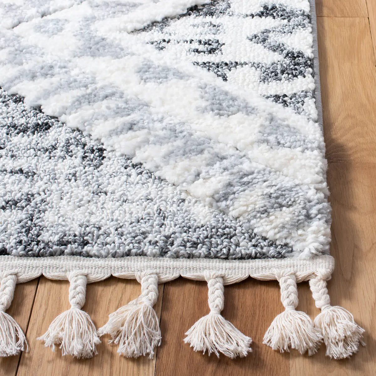 Safavieh Moroccan Tassel Shag 4'-0" x 6'-0" Rug in Grey / Ivory
