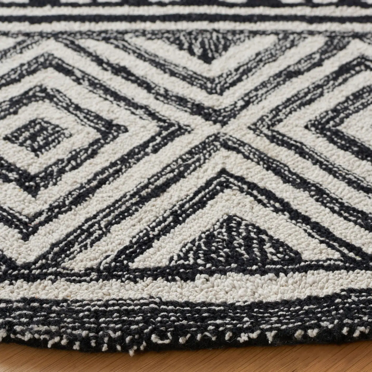 Safavieh Capri 6'-0" x 6'-0" Rug in Ivory / Black