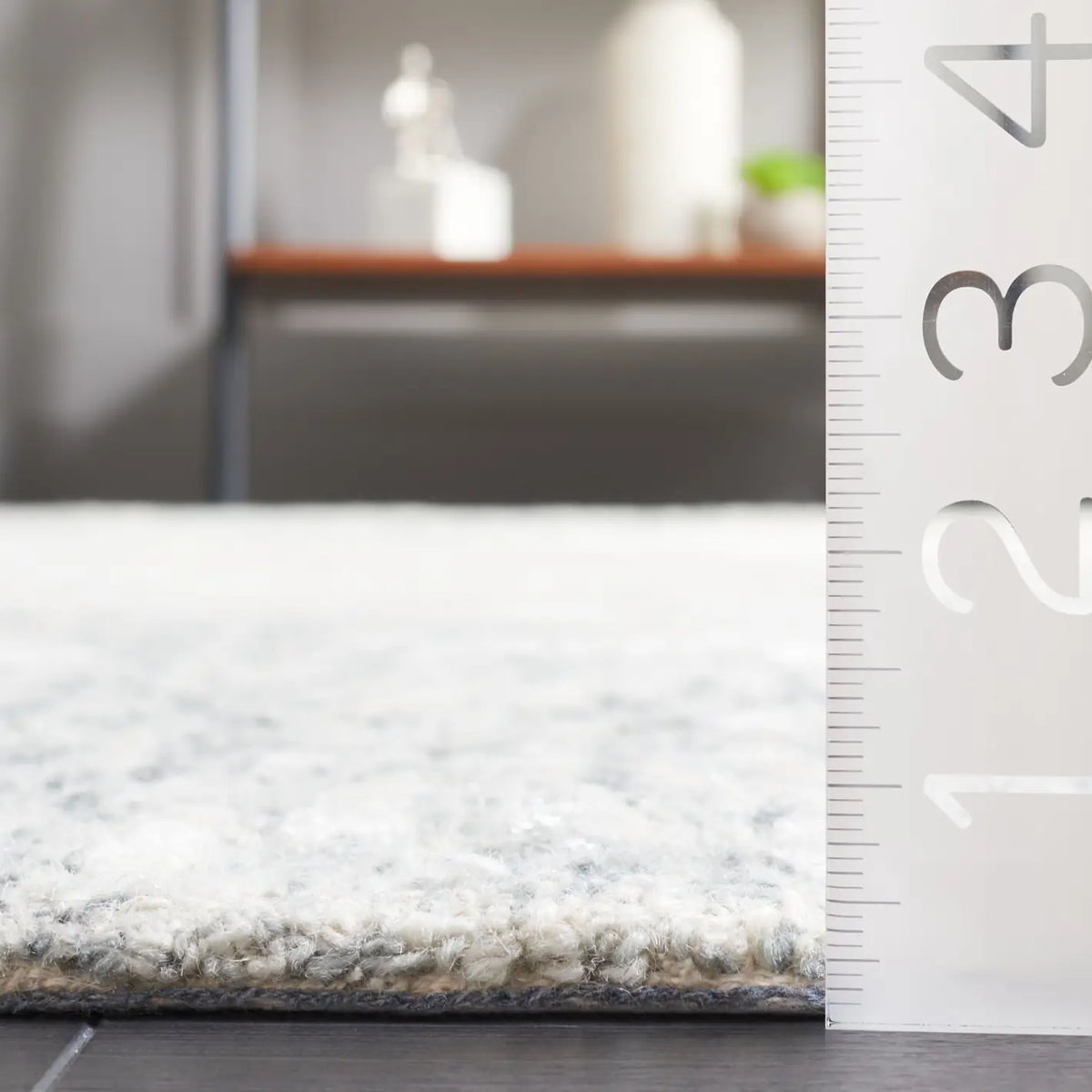 Safavieh Soho 4'-0" x 6'-0" Rug in Grey / Ivory