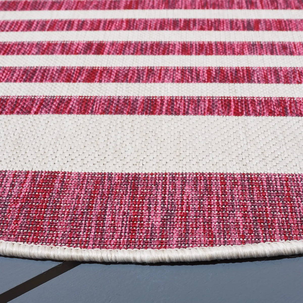Safavieh Courtyard 6'-7" x 6'-7" Rug in Ivory / Red