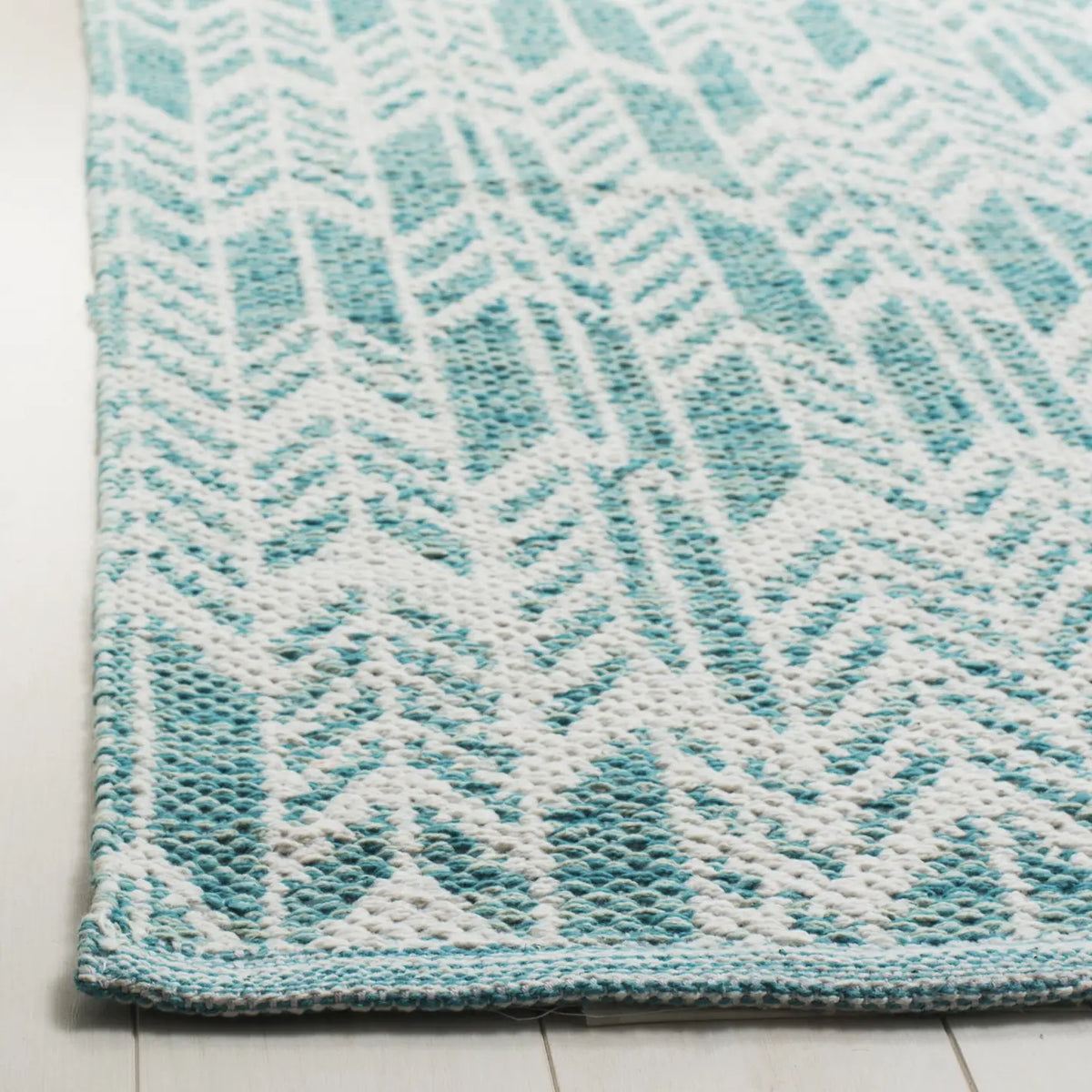 Safavieh Montauk 5'-0" x 8'-0" Rug in Aqua / Ivory