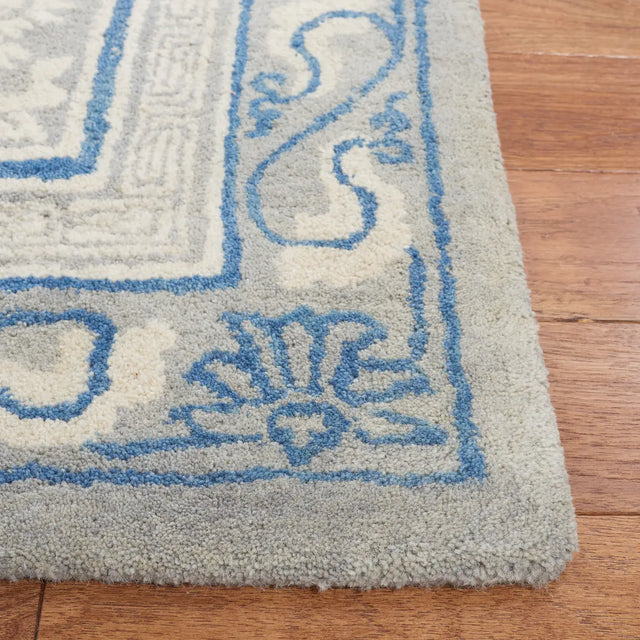 Safavieh Antiquity 4'-0" x 6'-0" Rug in Grey / Ivory