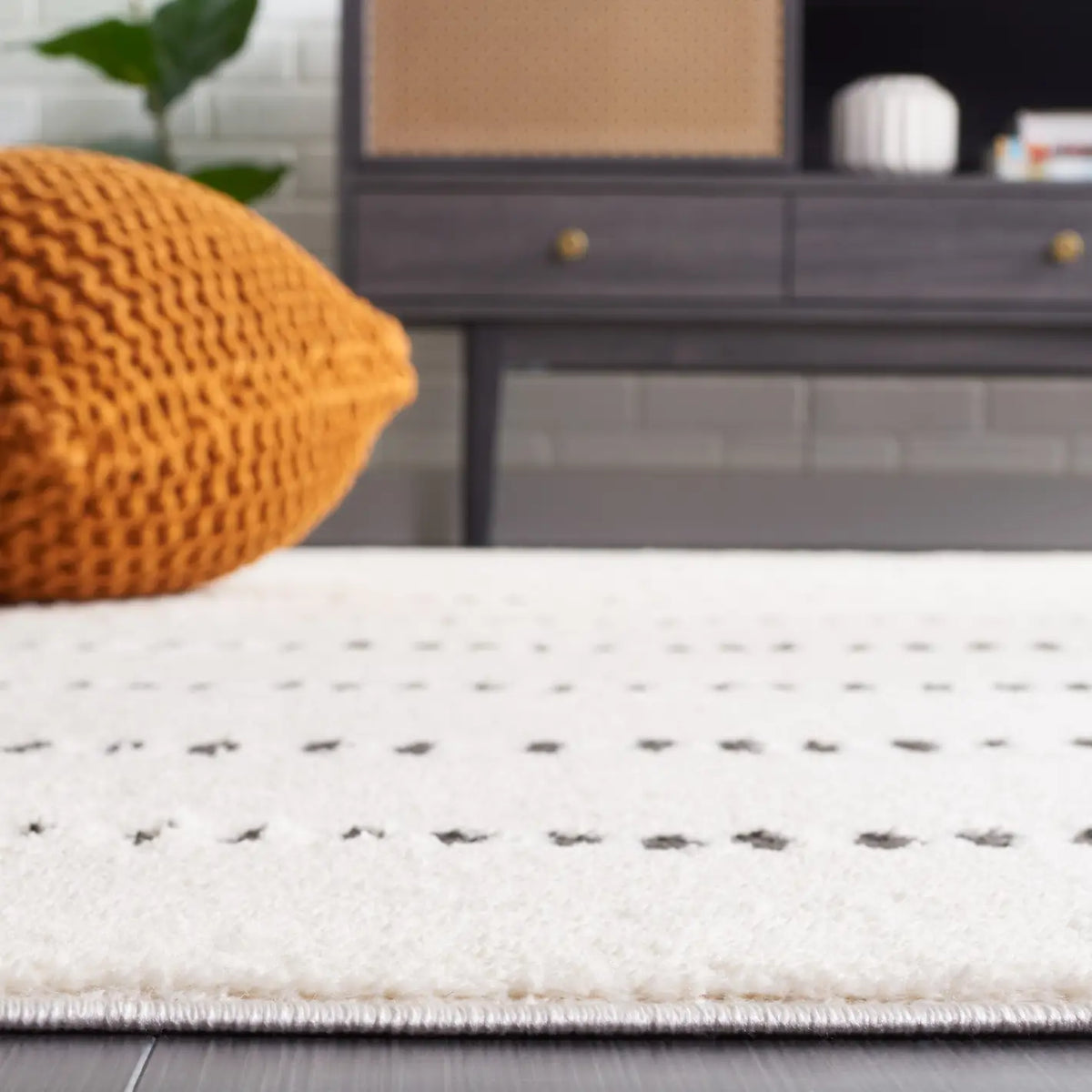 Safavieh Melody 4'-0" x 6'-0" Rug in Ivory / Black