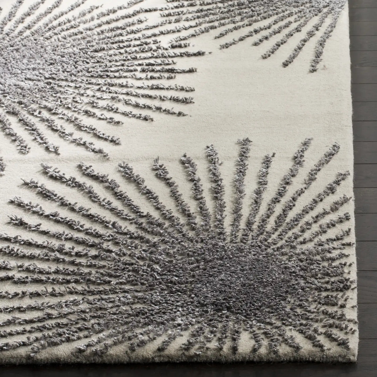 Safavieh Soho 5'-0" x 8'-0" Rug in Ivory / Silver