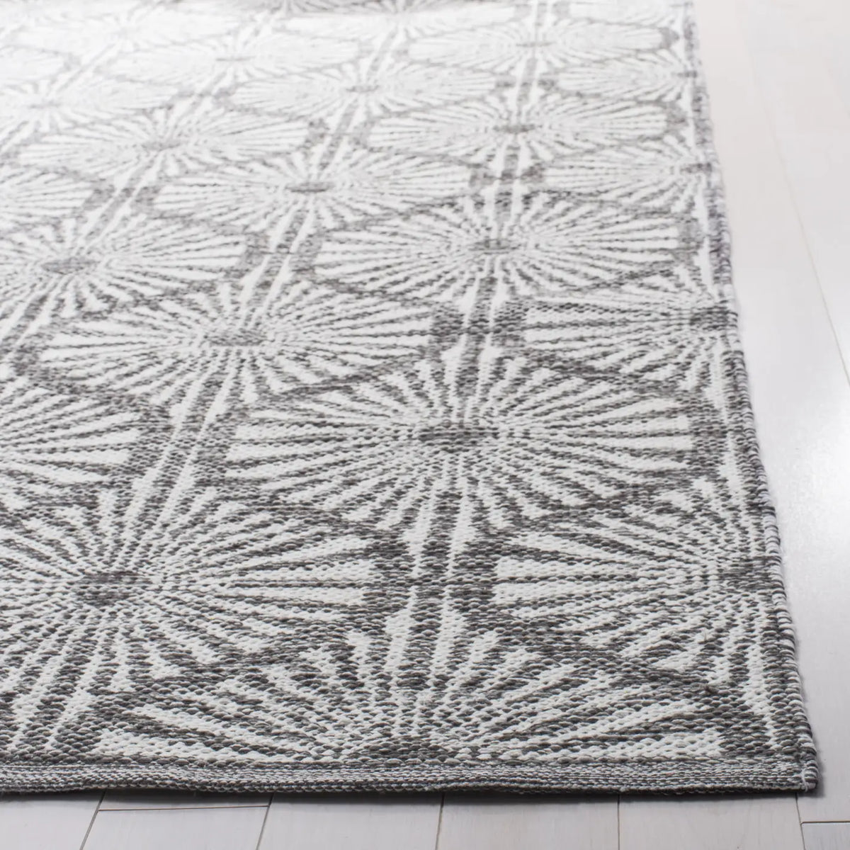 Safavieh Montauk 5'-0" x 8'-0" Rug in Charcoal / Ivory