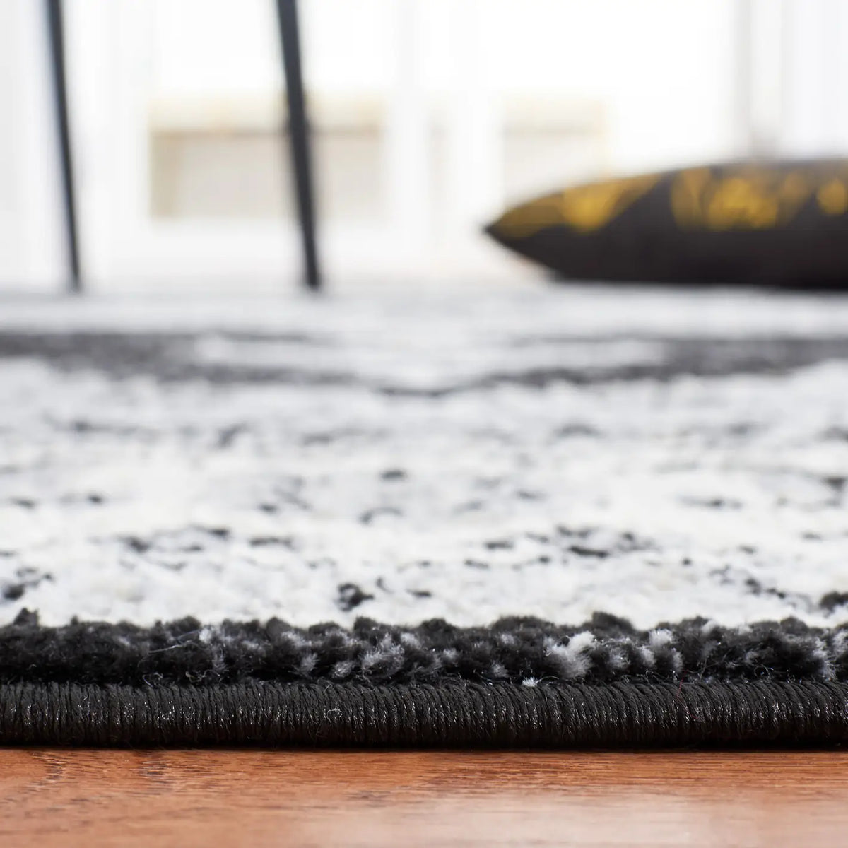 Safavieh Brentwood 4'-0" x 6'-0" Rug in Ivory / Black