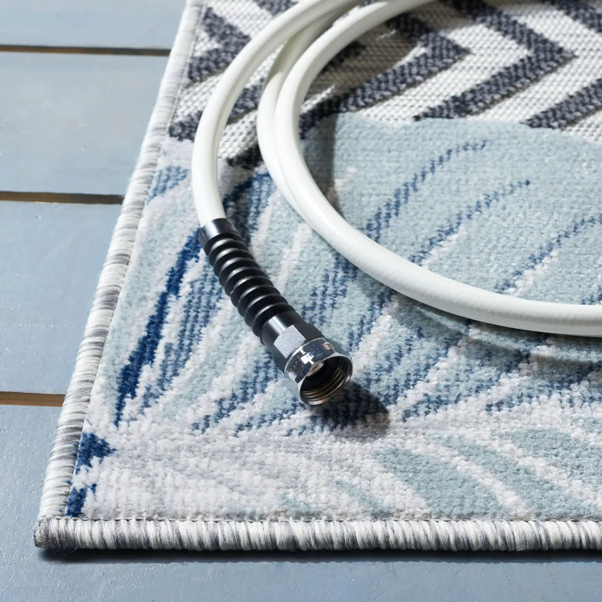Safavieh Cabana 4'-0" x 6'-0" Rug in Ivory / Navy