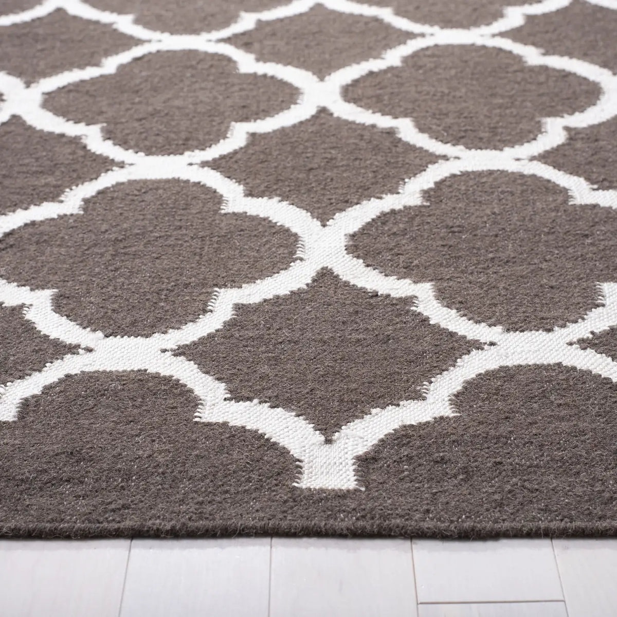 Safavieh Dhurries 5'-0" x 8'-0" Rug in Brown / Ivory