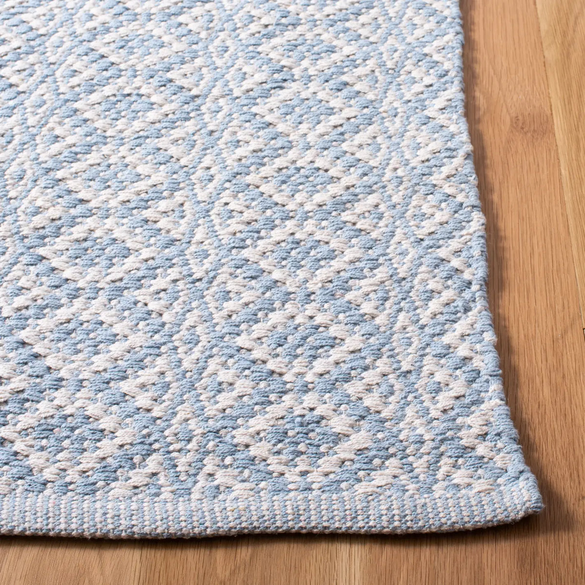 Safavieh Montauk 5'-0" x 7'-0" Rug in Ivory / Light Blue