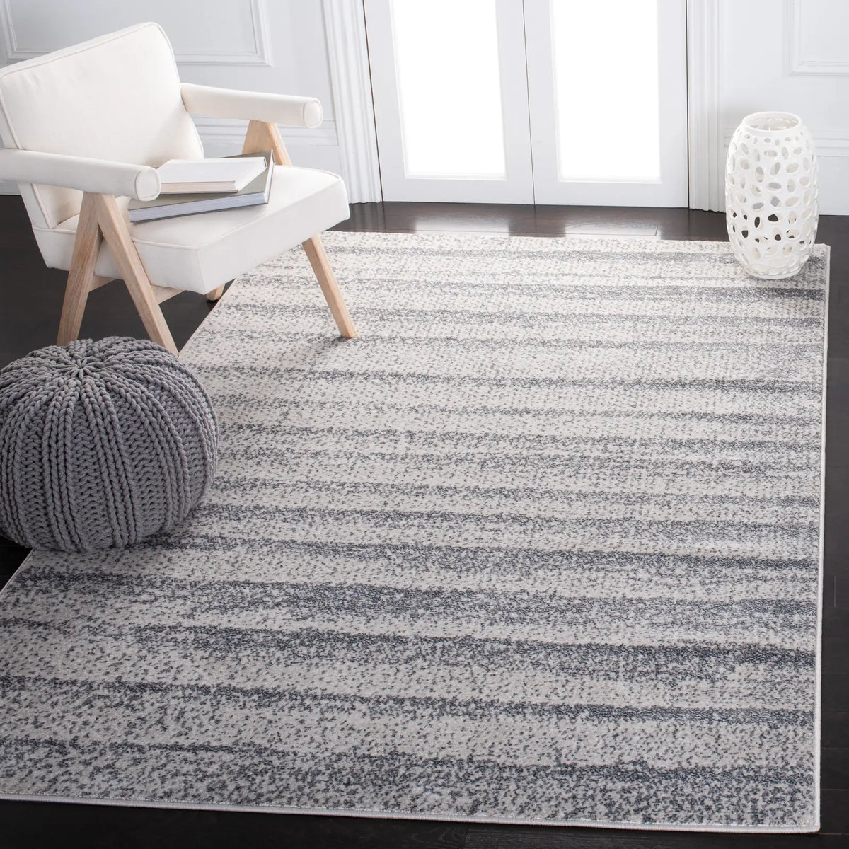 Safavieh Carnegie 4'-0" x 6'-0" Rug in Ivory / Grey