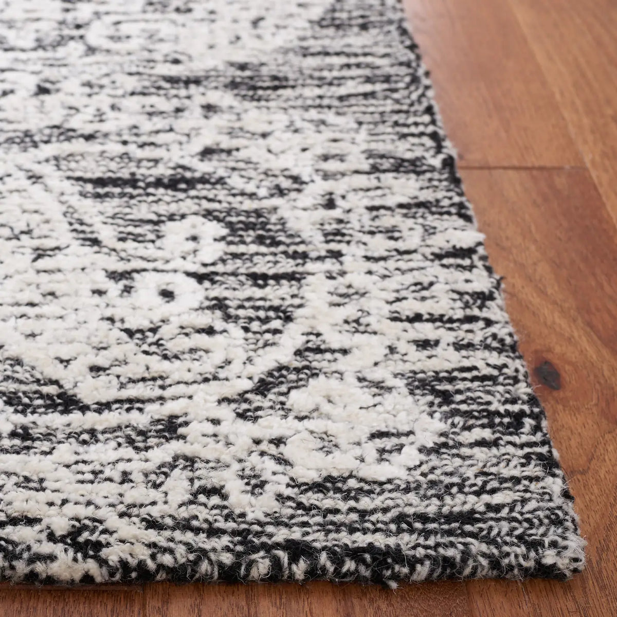 Safavieh Precious 4'-0" x 6'-0" Rug in Black / Ivory