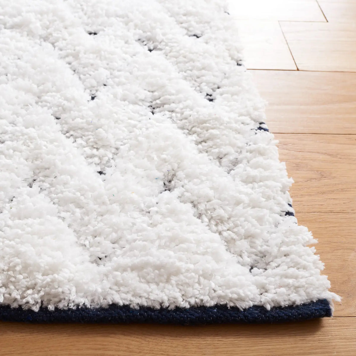 Safavieh Casablanca 4'-0" x 6'-0" Rug in Ivory / Navy