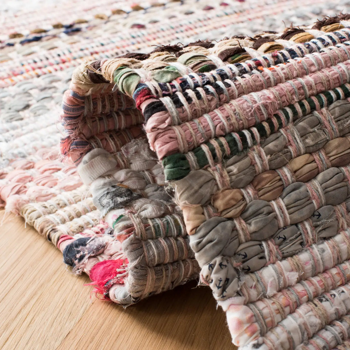 Safavieh Montauk 5'-0" x 8'-0" Rug in Pink / Multi