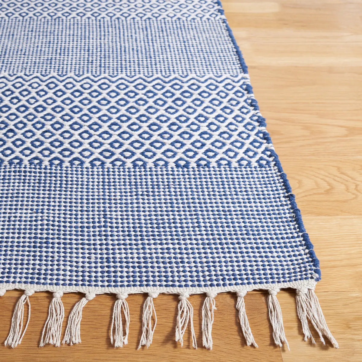 Safavieh Montauk 5'-0" x 8'-0" Rug in Ivory / Navy
