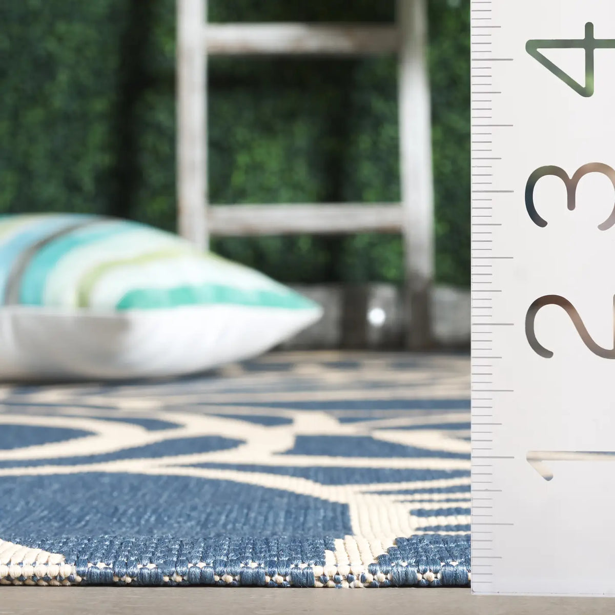 Safavieh Courtyard 4'-0" x 5'-7" Rug in Blue / Beige
