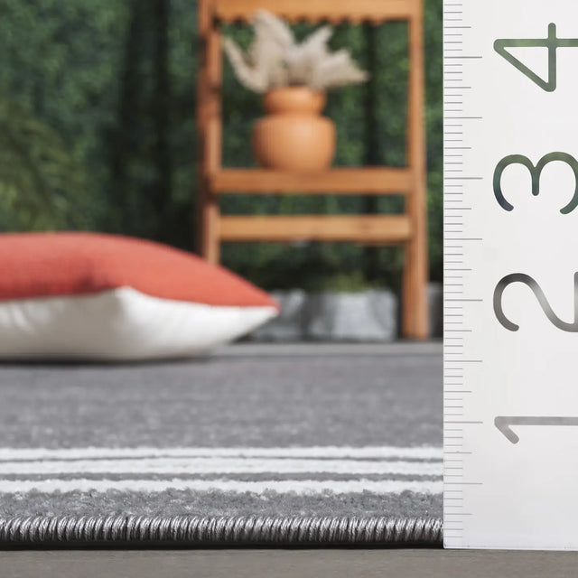 Safavieh Cabana 4'-5" x 6'-5" Rug in Grey / Ivory