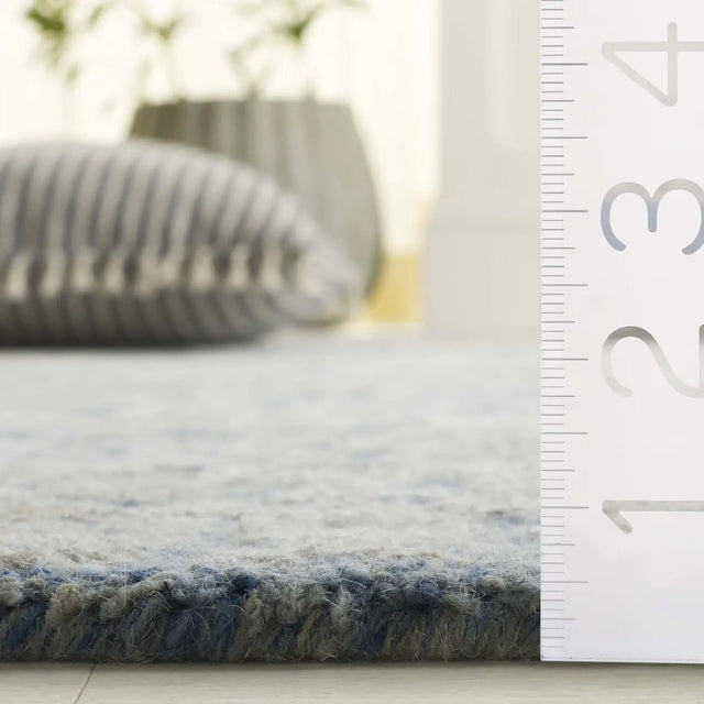 Safavieh Glamour 4'-0" x 6'-0" Rug in Blue / Ivory