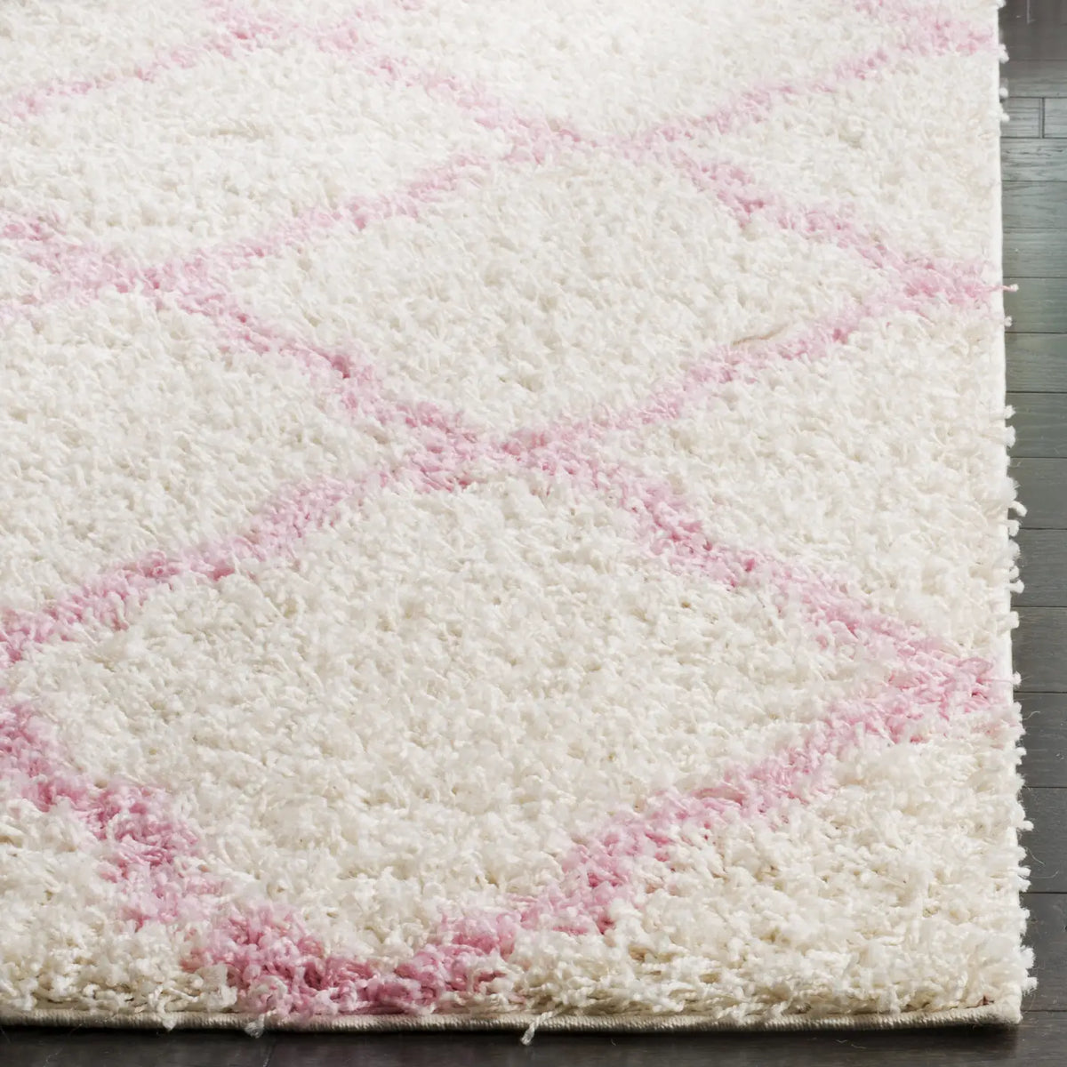 Safavieh Sgd-Dallas Shag 4'-0" x 6'-0" Rug in Ivory / Light Pink