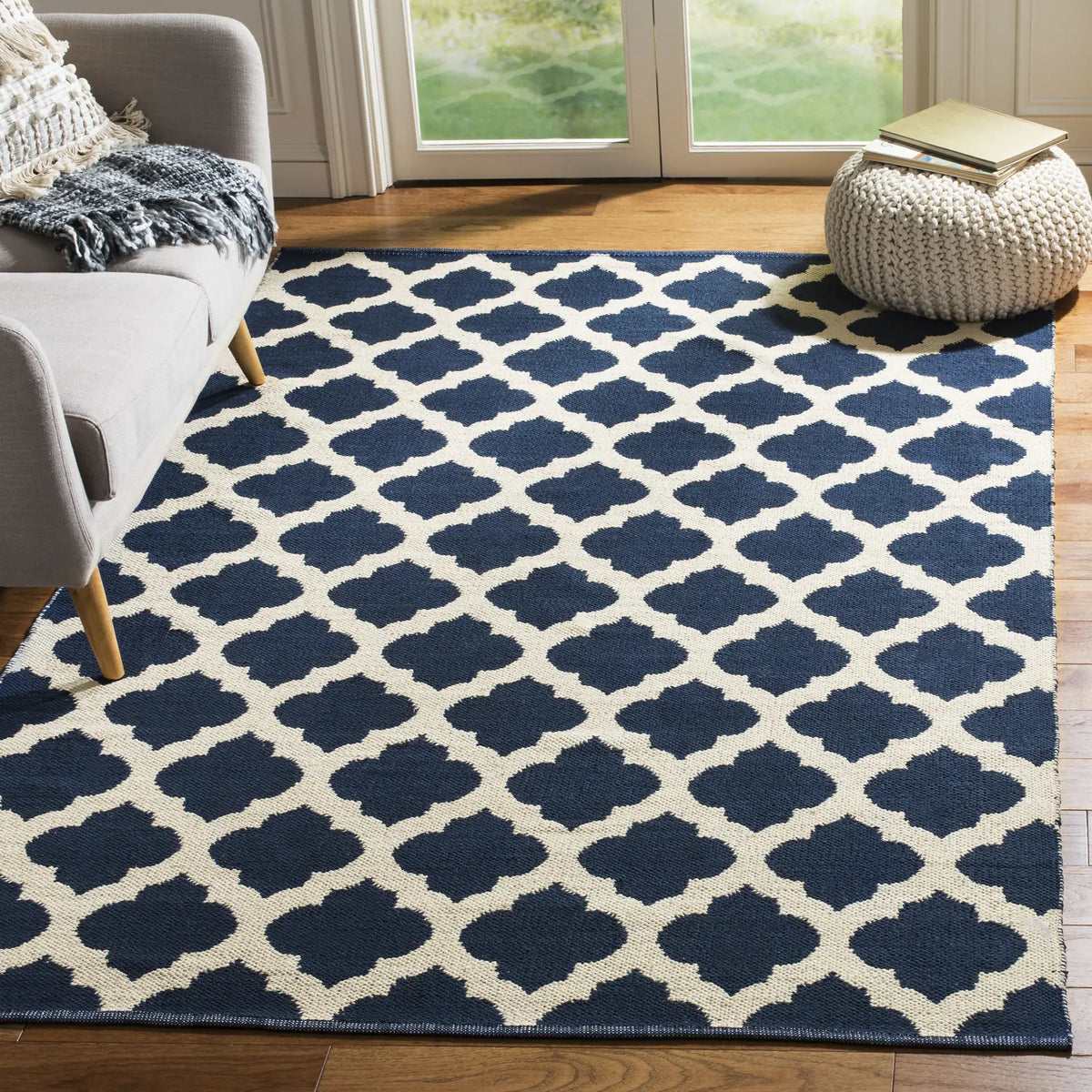 Safavieh Montauk 4'-0" x 6'-0" Rug in Navy / Ivory