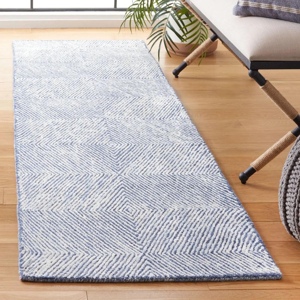 Safavieh Soho 2'-3" x 8'-0" Rug in Navy / Ivory
