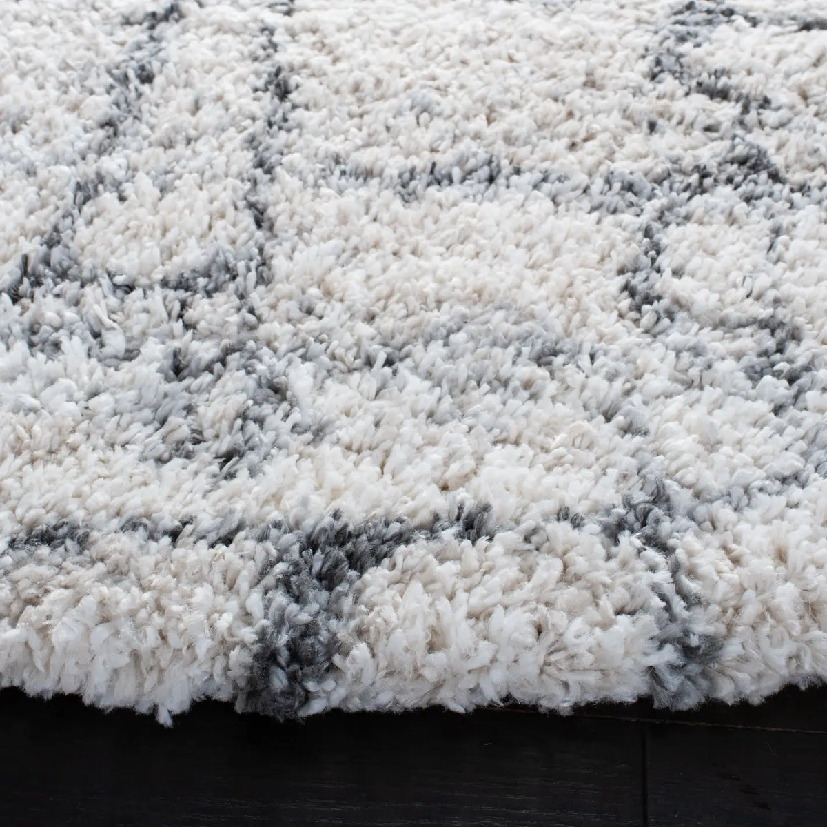 Safavieh Fontana Shag 800 5'-3" x 5'-3" Rug in Ivory / Grey