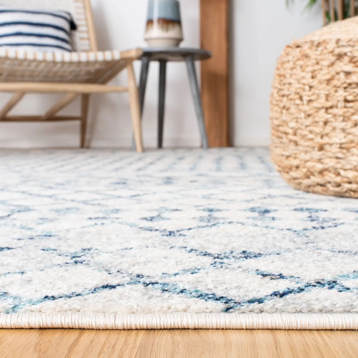 Safavieh Mercer 4'-0" x 6'-0" Rug in Ivory / Turquoise