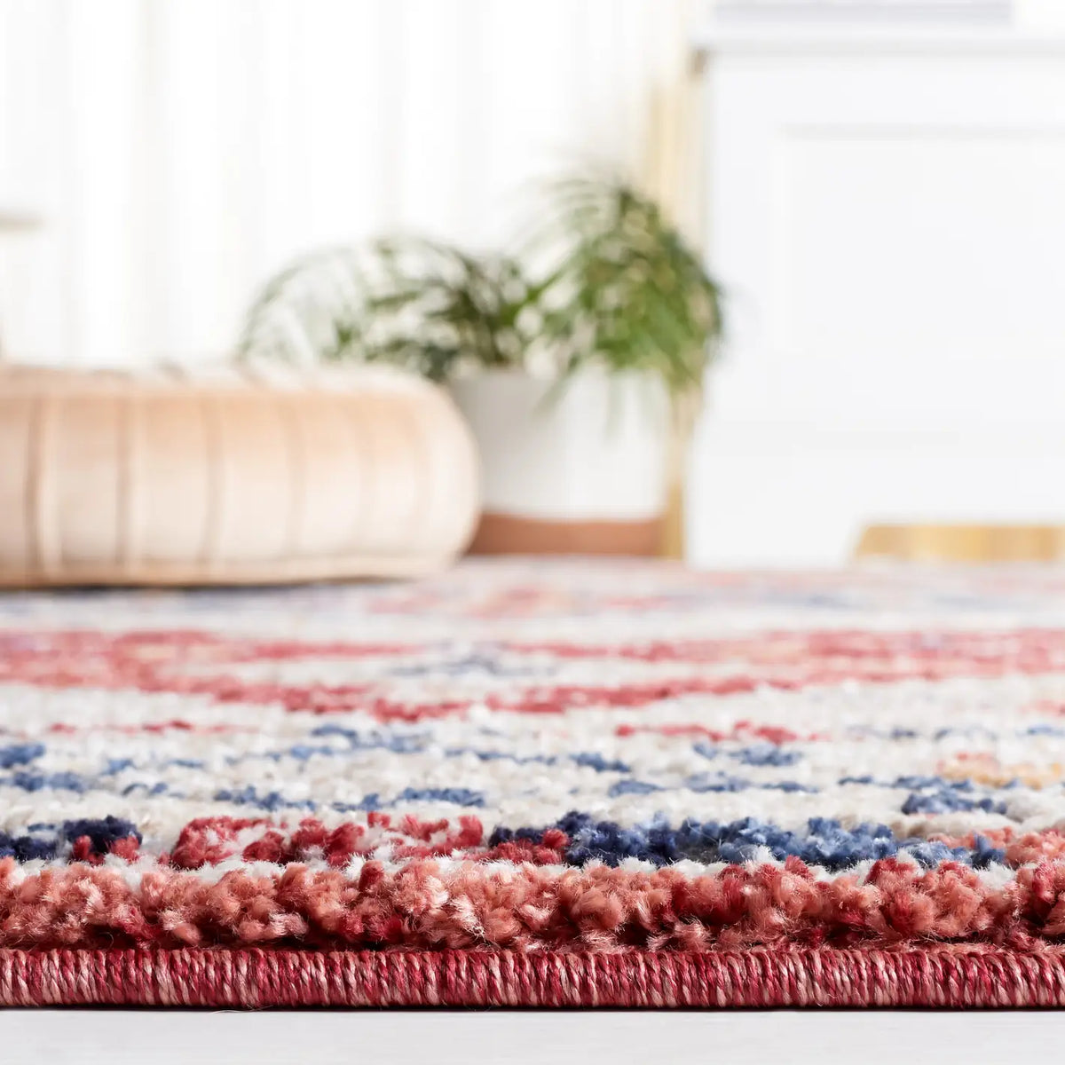 Safavieh Luna 4'-5" x 6'-5" Rug in Beige / Blue Rust