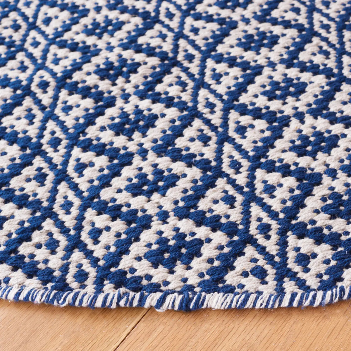 Safavieh Montauk 6'-0" x 6'-0" Rug in Ivory / Navy