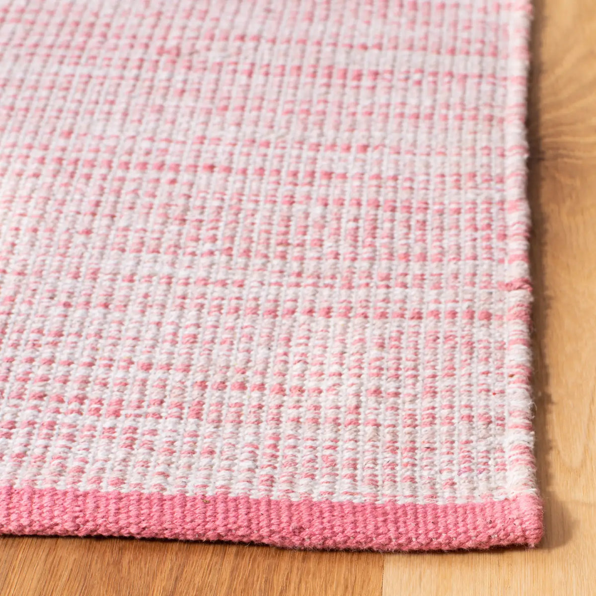 Safavieh Montauk 4'-0" x 6'-0" Rug in Pink / Fuchsia