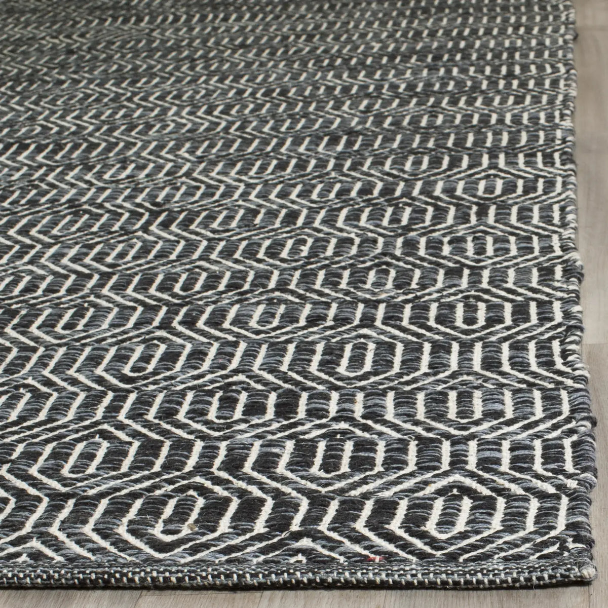 Safavieh Montauk 5'-0" x 7'-0" Rug in Ivory / Dark Grey