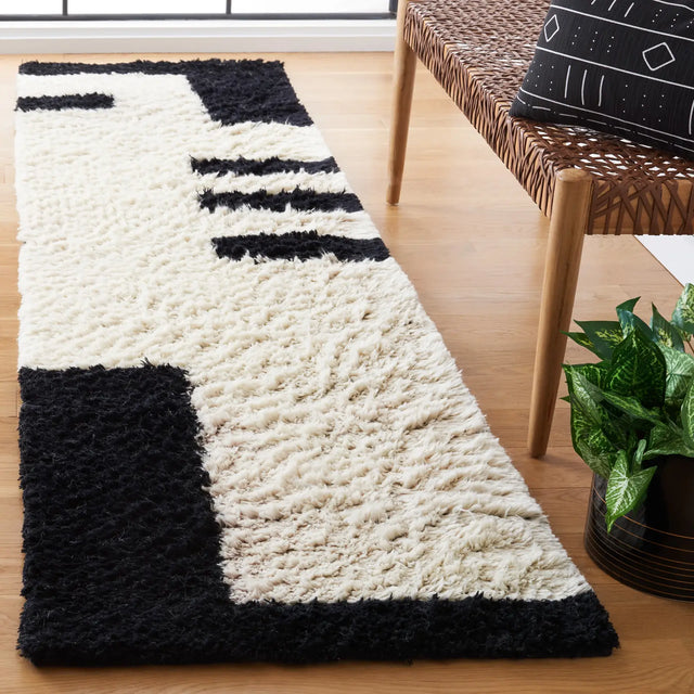 Safavieh Casablanca 2'-3" x 9'-0" Rug in Black / Ivory