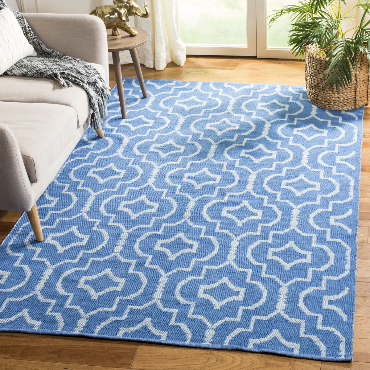 Safavieh Montauk 4'-0" x 6'-0" Rug in Blue / Ivory