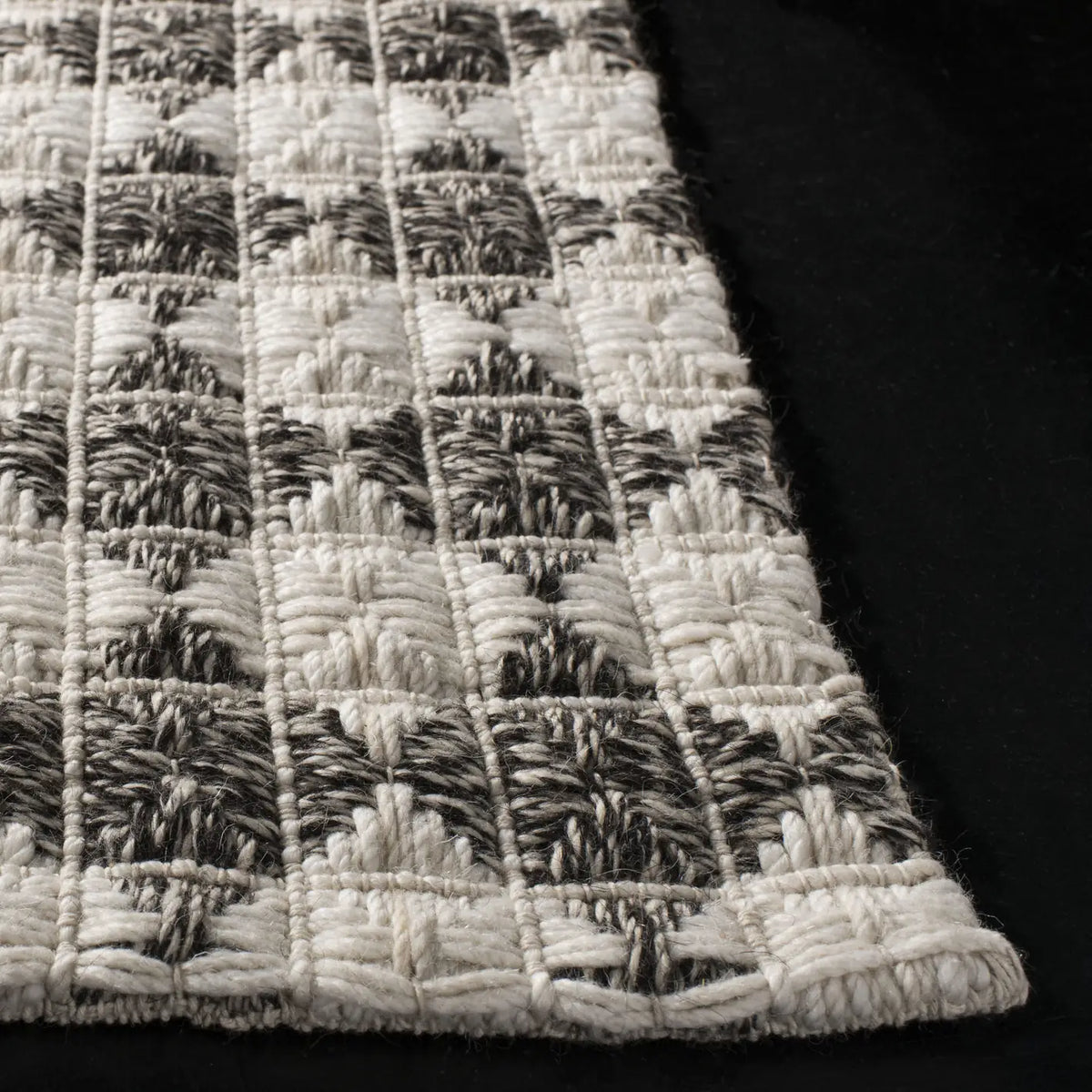Safavieh Natura 5'-0" x 8'-0" Rug in Black / Ivory