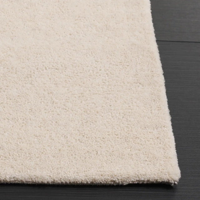 Safavieh Fifth Avenue 4'-0" x 6'-0" Rug in Ivory