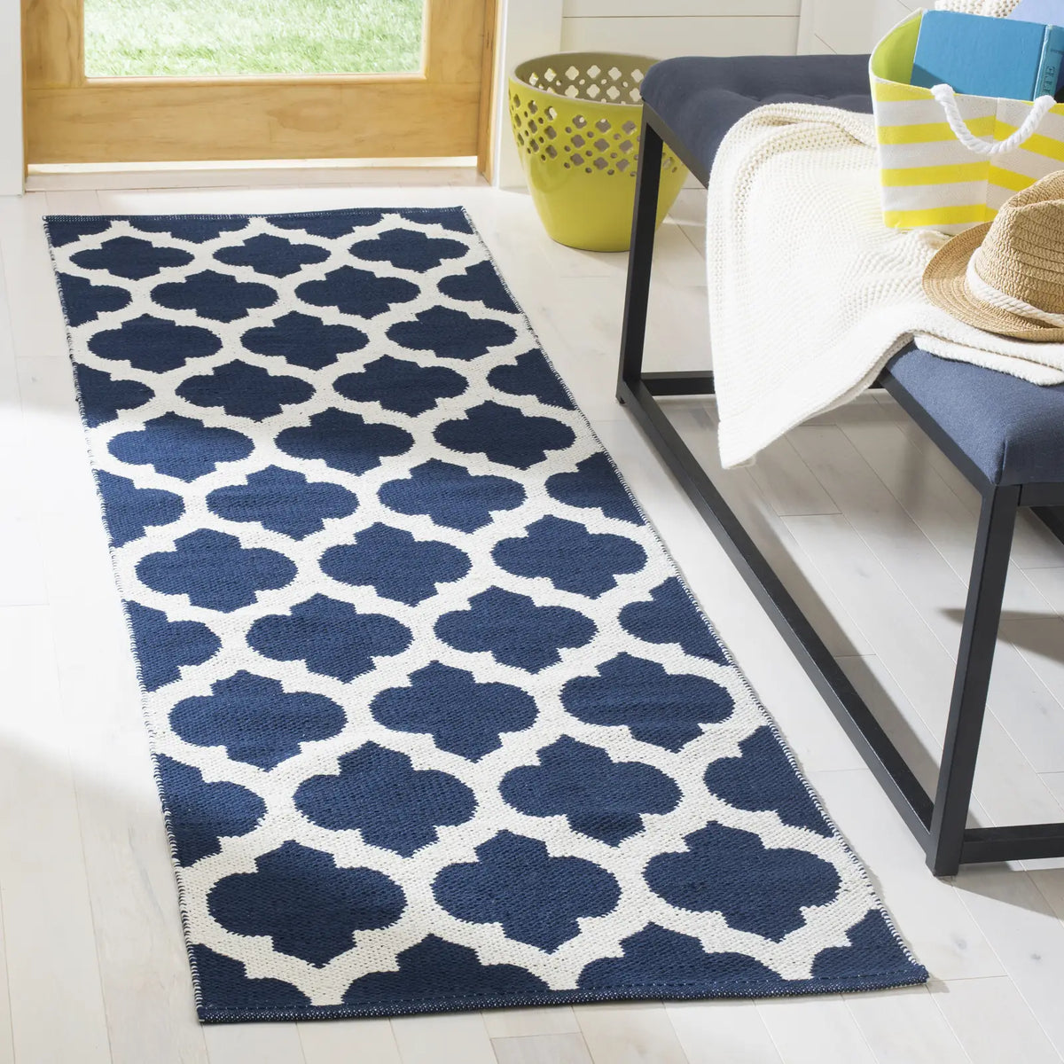 Safavieh Montauk 2'-3" x 7'-0" Rug in Navy / Ivory