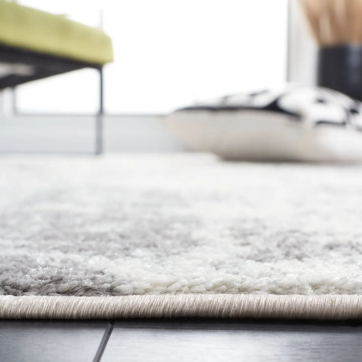 Safavieh Tulum 4'-0" x 6'-0" Rug in Ivory / Grey