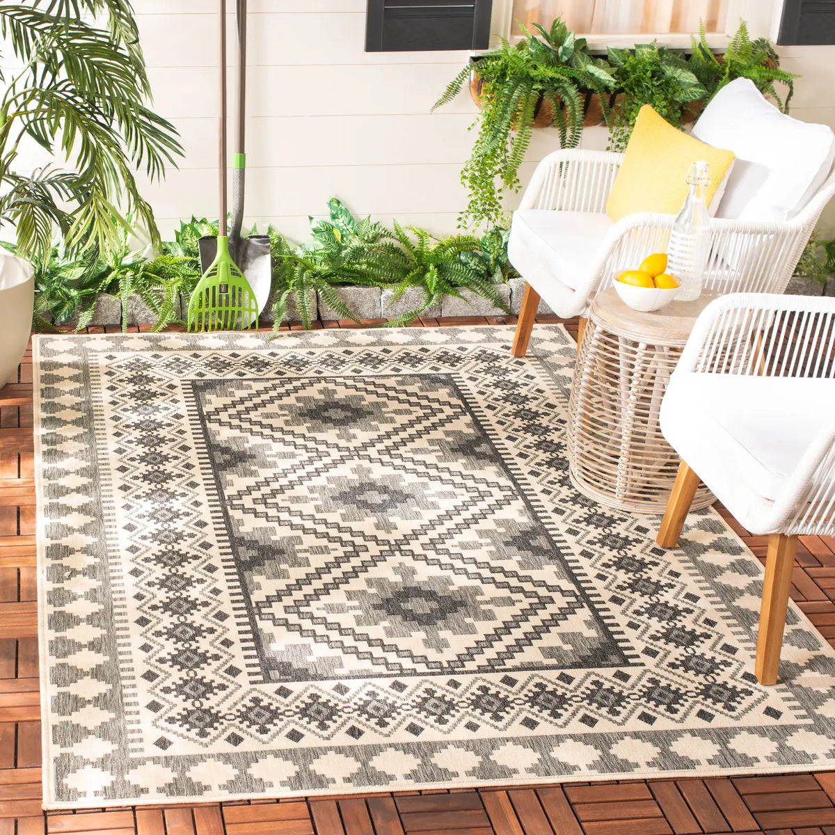 Safavieh Veranda 4'-0" x 5'-7" Rug in Ivory / Slate