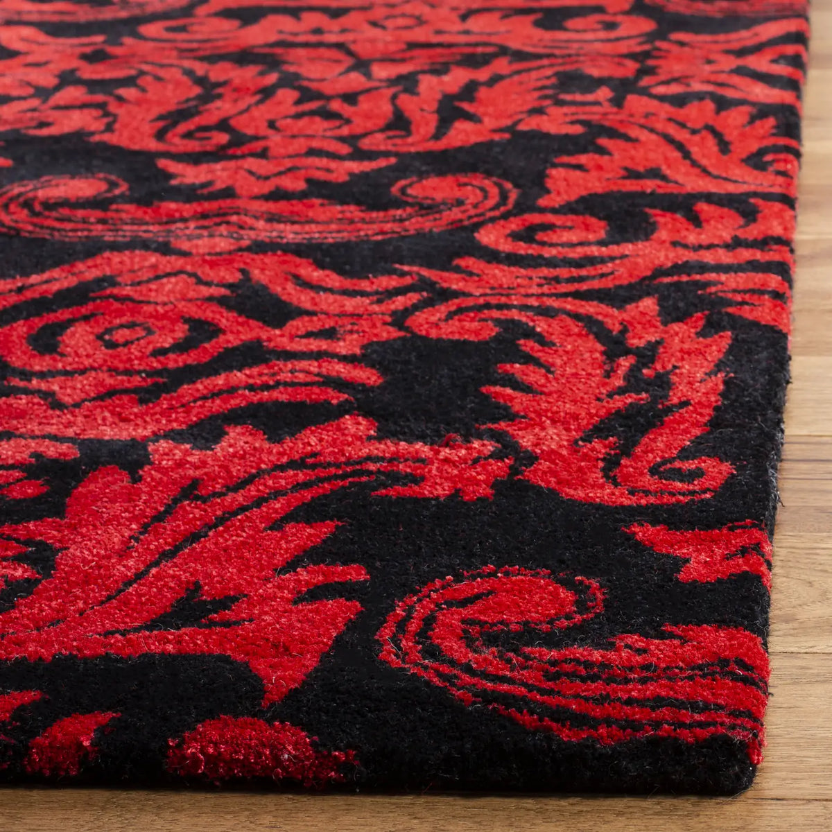 Safavieh Soho 3'-6" x 5'-6" Rug in Black / Red