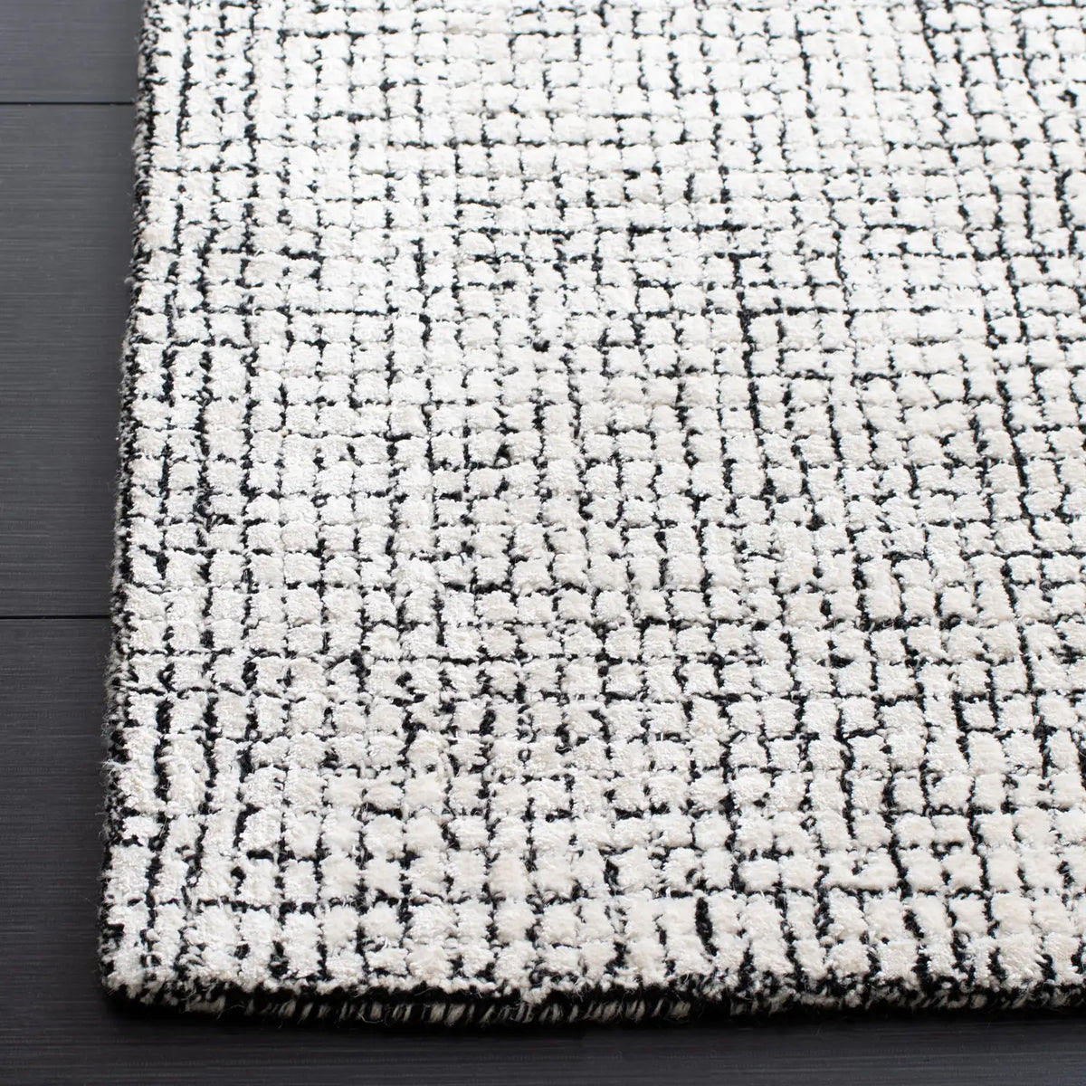 Safavieh Abstract 4'-0" x 6'-0" Rug in Ivory / Black