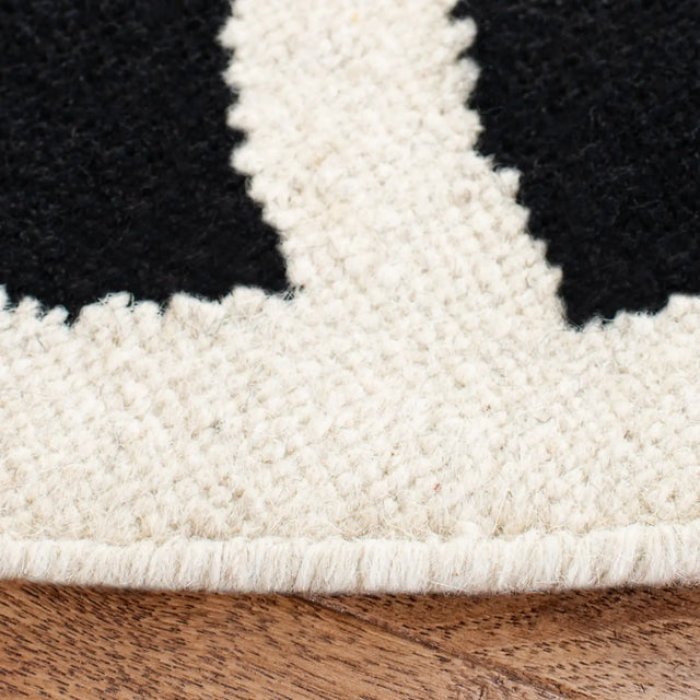 Safavieh Dhurries 6'-0" x 6'-0" Rug in Black / Ivory