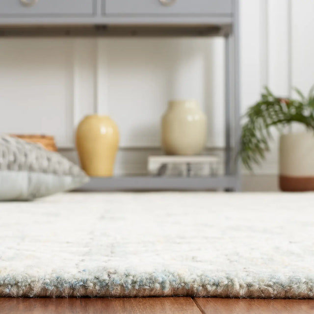 Safavieh Ebony 4'-0" x 6'-0" Rug in Light Blue / Ivory