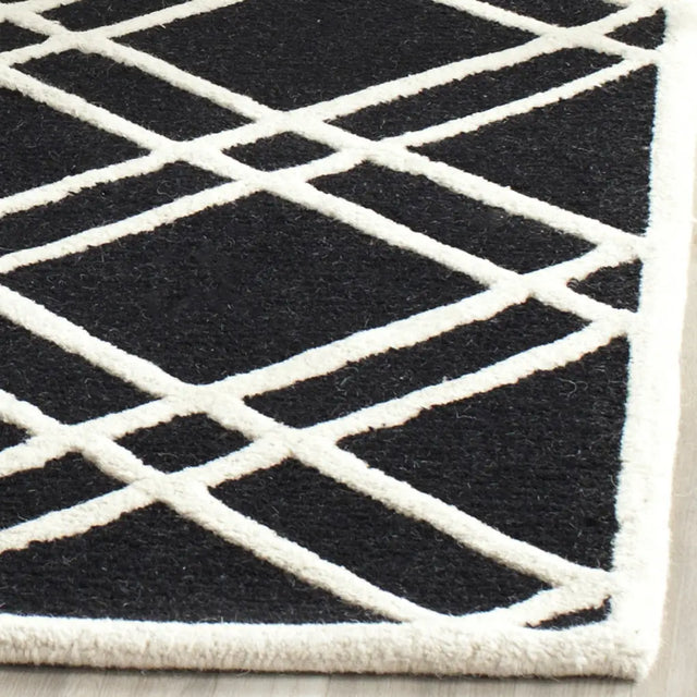 Safavieh Cambridge 4'-0" x 6'-0" Rug in Black / Ivory