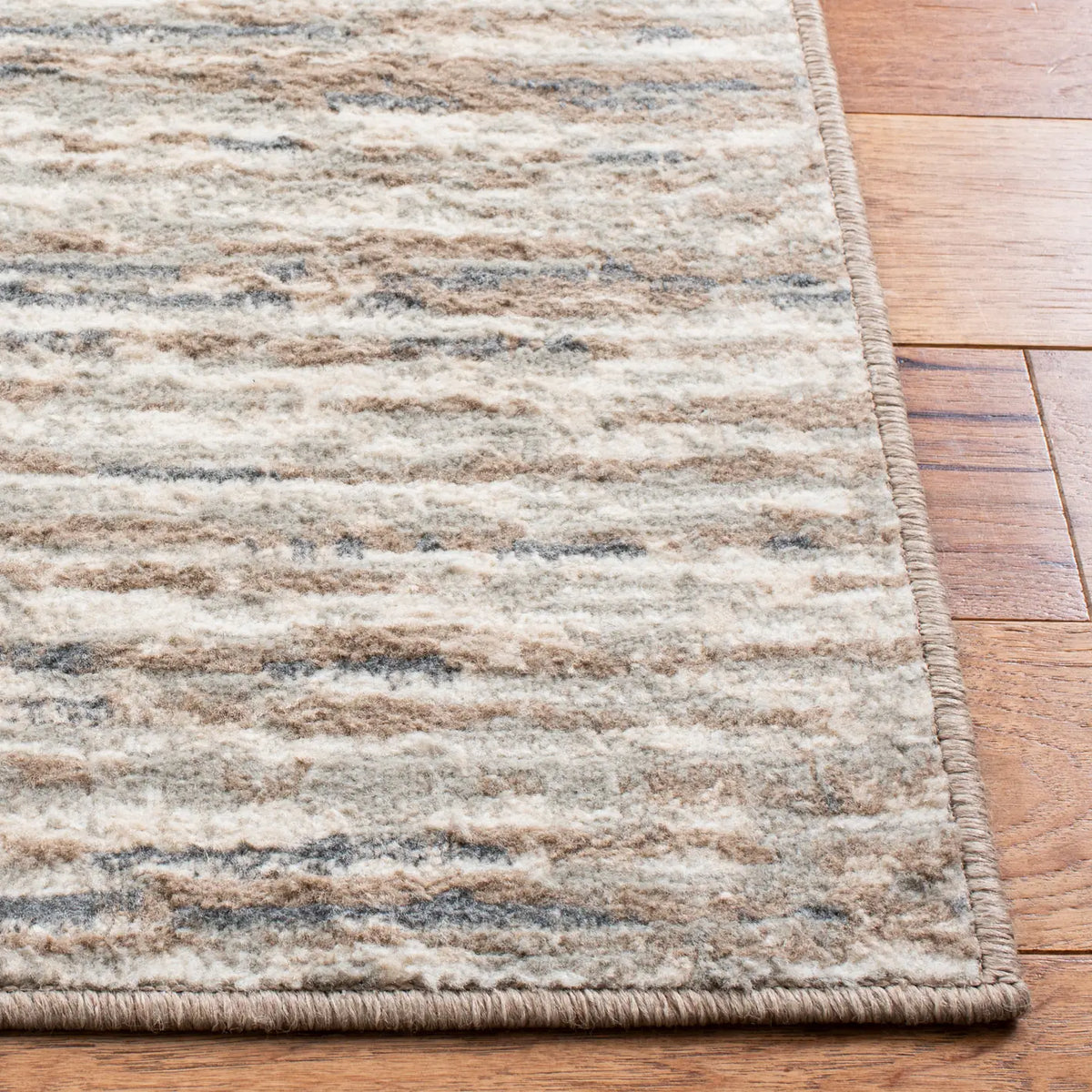 Safavieh Pyramid 4'-5" x 6'-5" Rug in Grey / Ivory