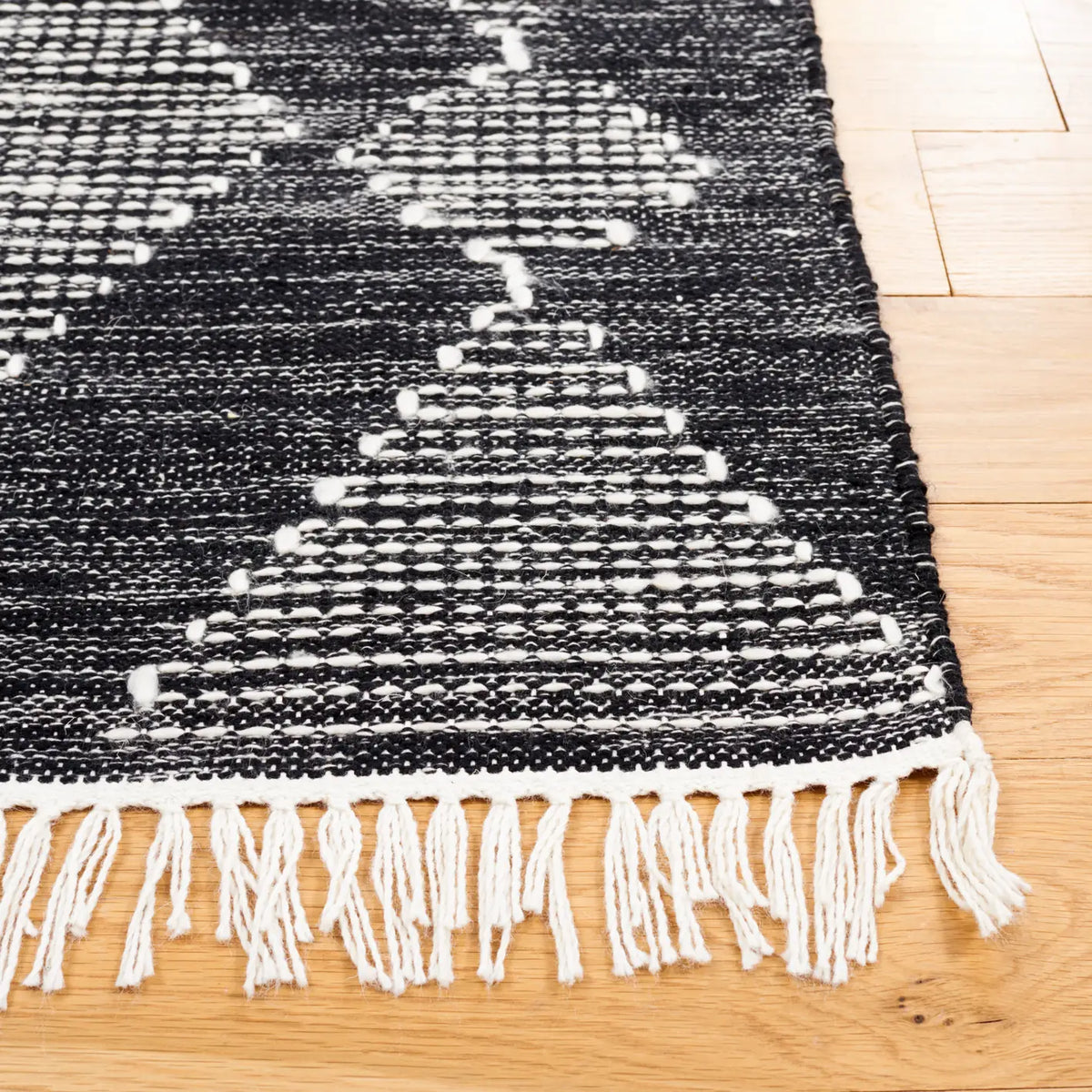 Safavieh Kilim 4'-0" x 6'-0" Rug in Black / Ivory